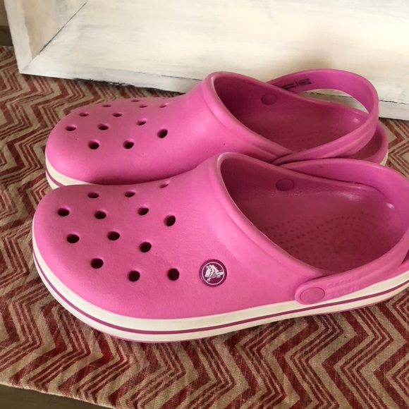 womens pink crocs